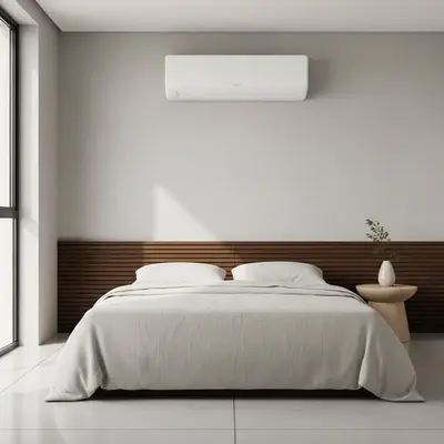 Ar condicionado split instalado na parede de um quarto