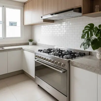 Fogão a gás de piso com forno e coifa em cozinha de azulejo branco
