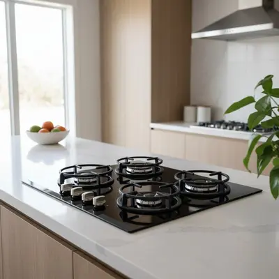 Cooktop a gás de quatro bocas em bancada de cozinha