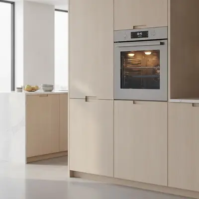 Forno elétrico de embutir aceso em armário de cozinha