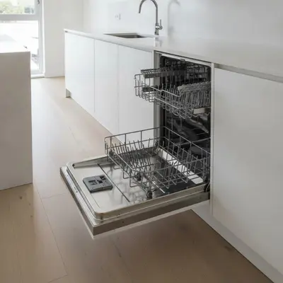 Lava-louças de embutir aberta com os cestos vazios