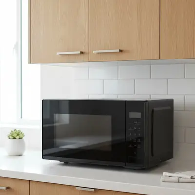 Micro-ondas preto sobre bancada de cozinha