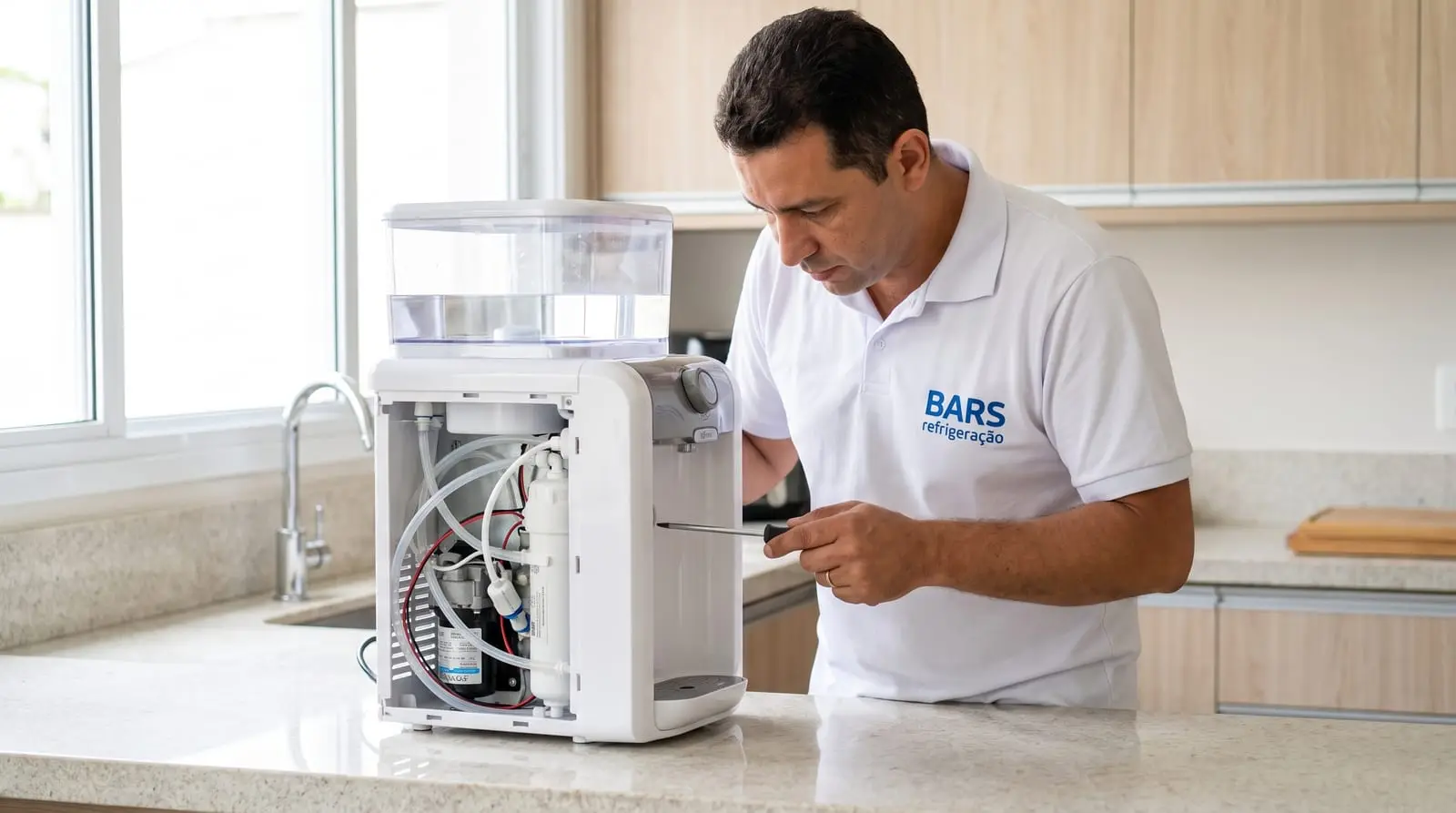 Técnico da Refrigeração Bars fazendo o conserto de um purificador de água